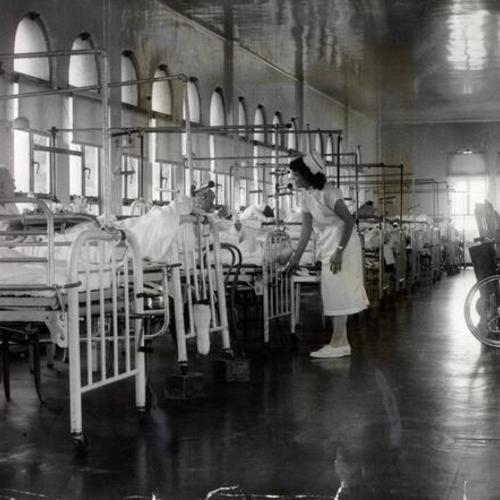 [Nurse Ramona Robinson in a women's ward at San Francisco General Hospital]