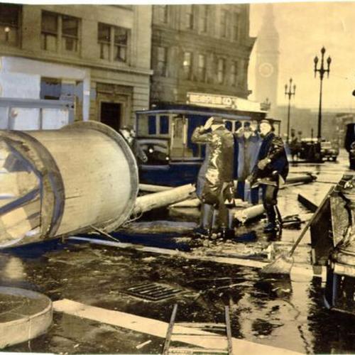 [Wind topples flagpole and kiosk base at intersection of California, Drumm and Market Streets]