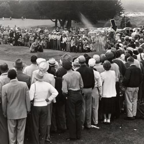 [Crowd watching Dr. Cary Middlecoff competing in the San Francisco Open at Lake Merced Golf and Country Club]