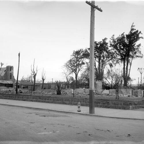 [Damage at Guerrero and 17th Street from 1906 Earthquake and fire]