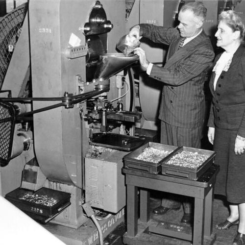 [Joseph Steel demonstrating a machine he invented to Mrs. Nellie Taylor Ross at the U. S. Mint in San Francisco]
