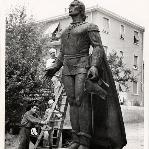 [Statue of Christopher Columbus being prepared for shipment from Verona, Italy, to San Francisco]