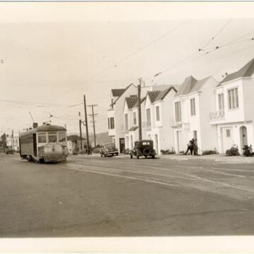 [San Bruno avenue looking north at southbound #16 line car 952 approaching near Wilde avenue crossover]