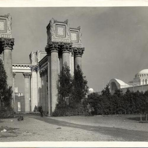 [Colonnades between the Palace of Education and the Palace of Fine Arts at the Panama-Pacific International Exposition]