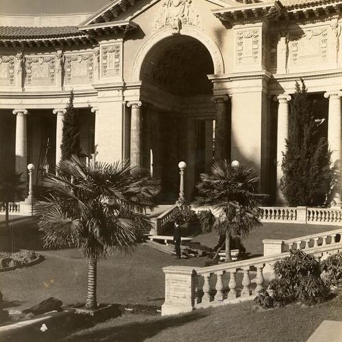 [Main doorway of Court of Palms at the Panama-Pacific International Exposition]