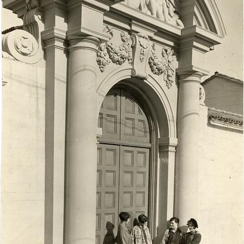 [Four women standing at the main entrance to the California School of Fine Arts at Chestnut and Jones streets]