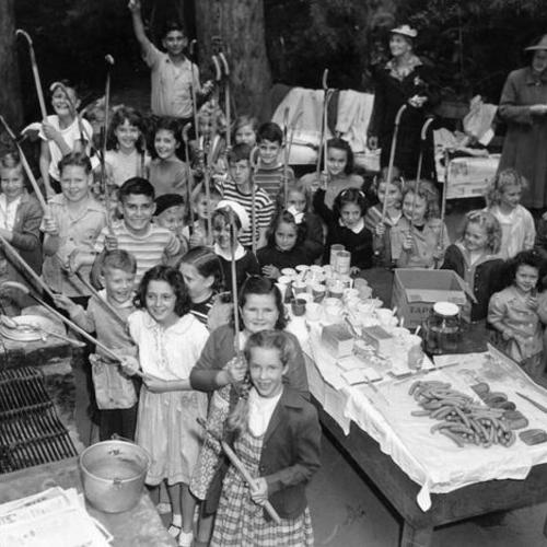 [Youngsters from Twin Peaks School Mothers Club have a wiener roast in Stern Grove]