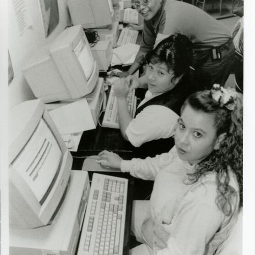 [Students working with computers at Arriba Juntos]