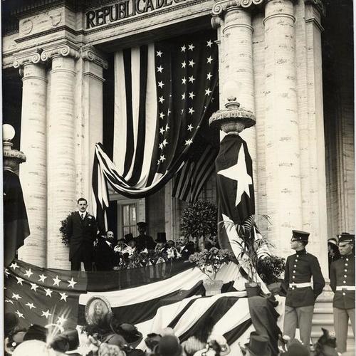 [Senor de Puyans speaking before a crowd in front of the Cuban Building at the Panama-Pacific International Exposition]