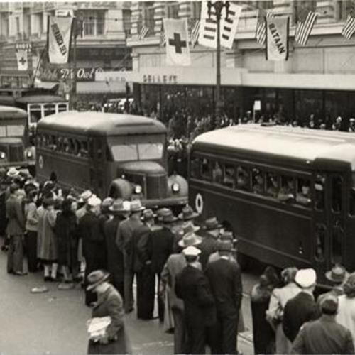 [Crowds gathering on Market Street for a parade in honor of Bataan heroes on their return to the United States]