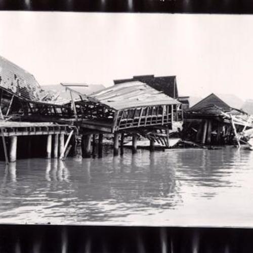 [Ruined buildings falling into the Bay after the 1906 earthquake]
