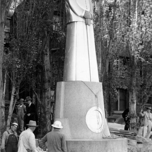 [Statue of Sun Yat-sen being moved back to its original location in St. Mary's Square]