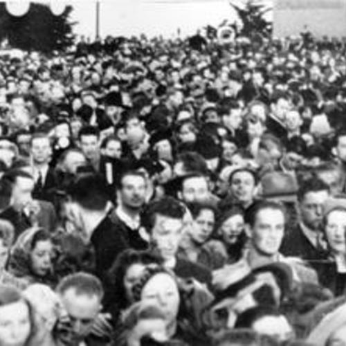 [Crowd of people at Easter services on Mount Davidson]