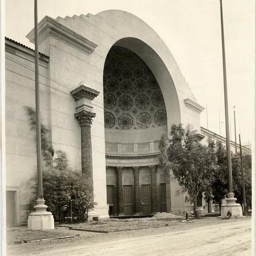 [Entrance to the Palace of Education at the Panama-Pacific International Exposition]