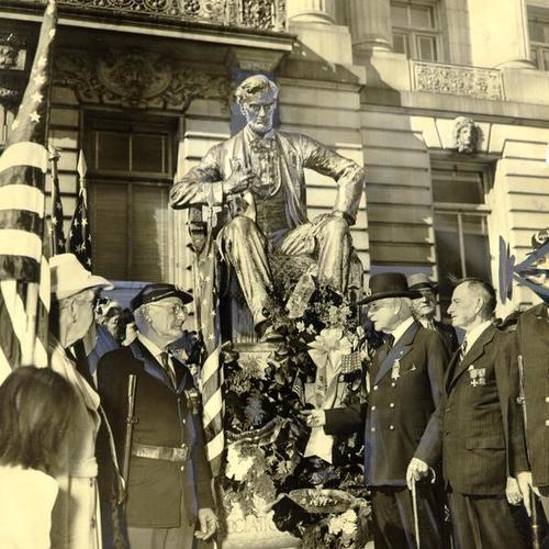 [Samuel R. Yoho, San Francisco's last surviving Civil War veteran, placing a wreath on a statue of Abraham Lincoln]