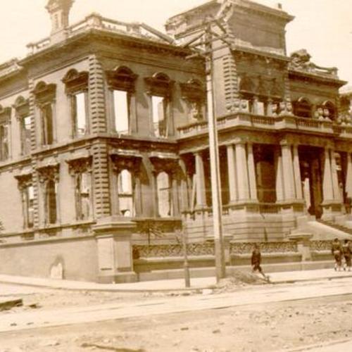 [Ruins of the Flood mansion after the 1906 earthquake and fire]