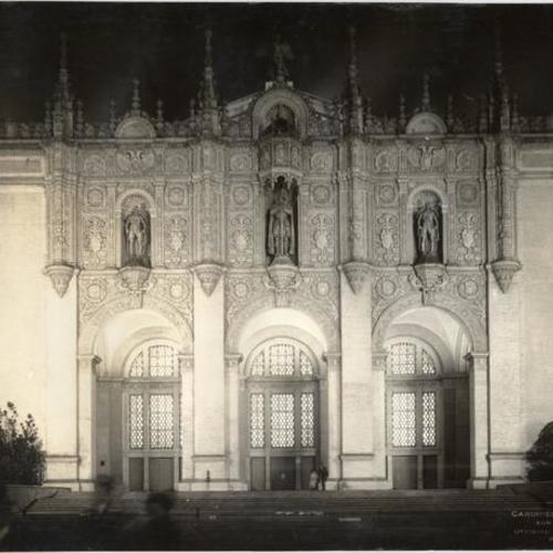 [Entrance to the Palace of Agriculture at the Panama-Pacific International Exposition]