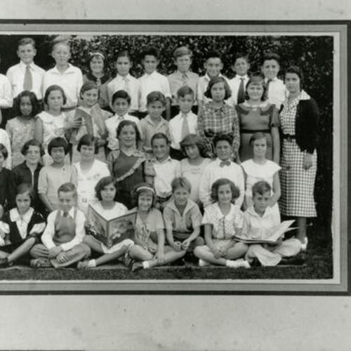 [Class photo of Hawthorne Elementary School]