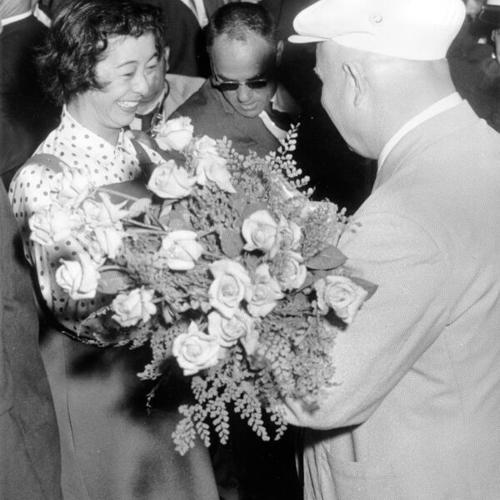 [Soviet Premier Nikita Khrushchev receives bouquet from Mrs. Nikki Bridges]