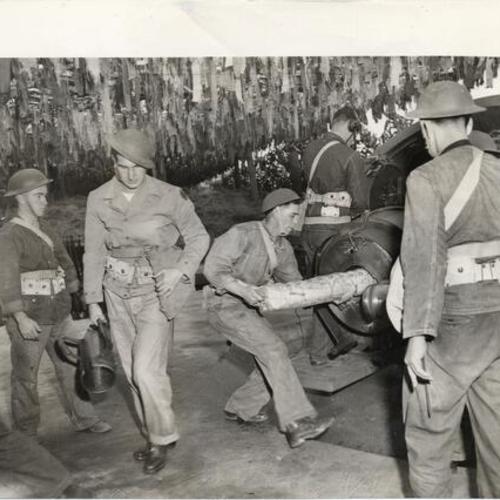 [Soldiers preparing a large gun at Fort Winfield Scott, Presidio]
