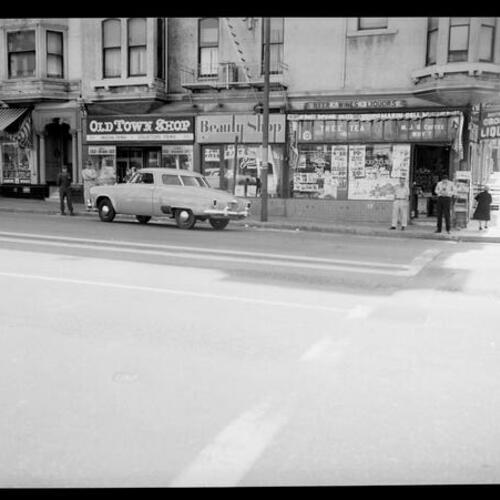 [Scene of an automobile accident on Oak and Divisadero]