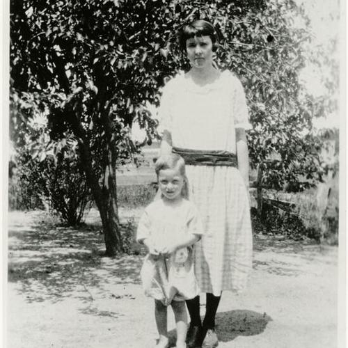 [Miss Vonie and her son in Texas before 1926]
