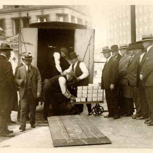 [Gold bullion being transferred to the Crocker First National Bank building]