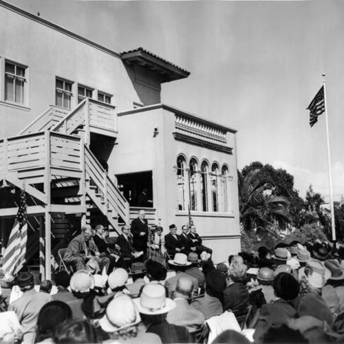 [Mayor Elmer E. Robinson addressing crowd at dedication of Beth Israel Temple House, 601 14th Avenue]