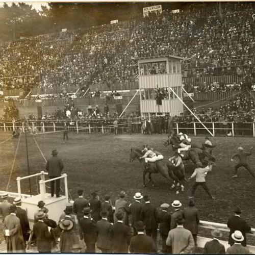 [Horse race at the Panama-Pacific International Exposition]