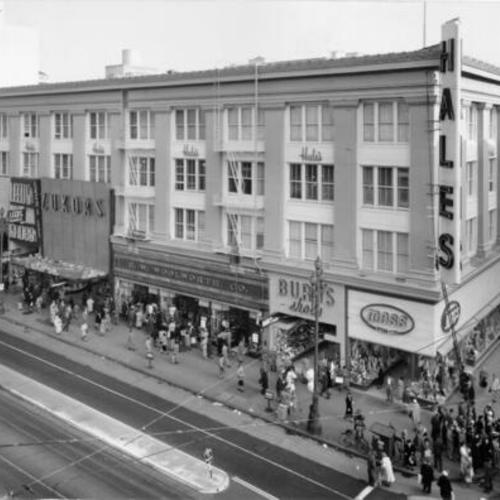[Hale's department store on the corner of 5th and Market streets]