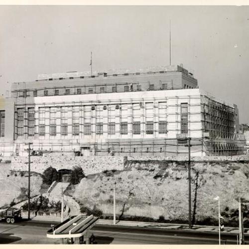 [Workers cleaning the exterior of the U. S. Mint building at Market, Buchanan and Duboce streets]