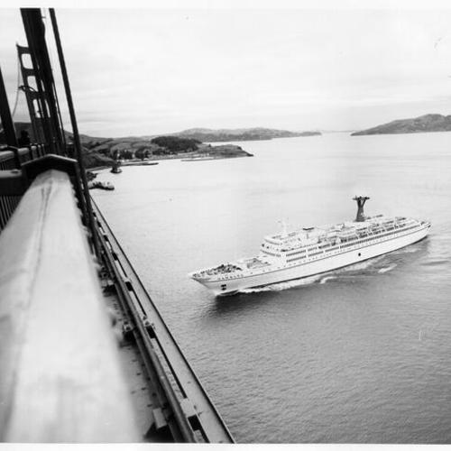[Passenger ship Hamburg passing underneath the Golden Gate Bridge]
