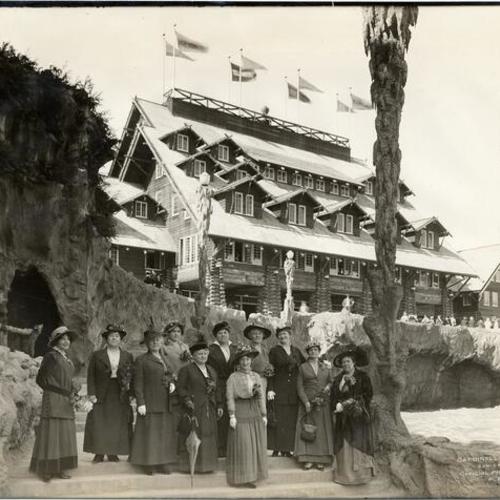 [Group of women posing in front of the Old Faithful Inn, Panama-Pacific International Exposition]