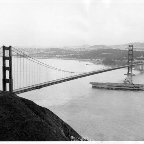 [USS Kitty Hawk entering San Francisco Bay]