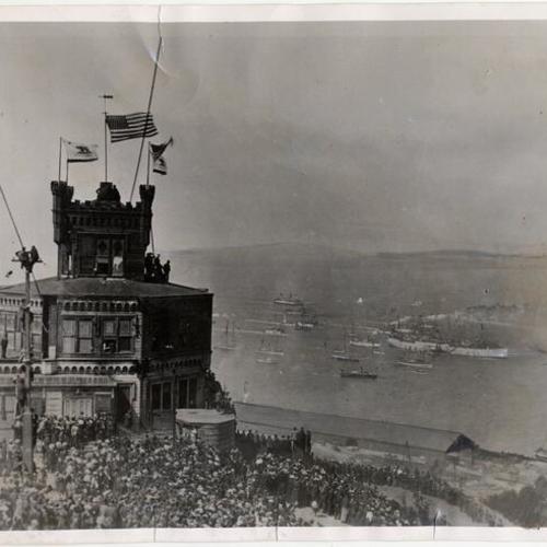 [Crowd of people on Telegraph Hill watching the transport ship Sherman return from the Philippines with California Volunteers after the Spanish-American War]
