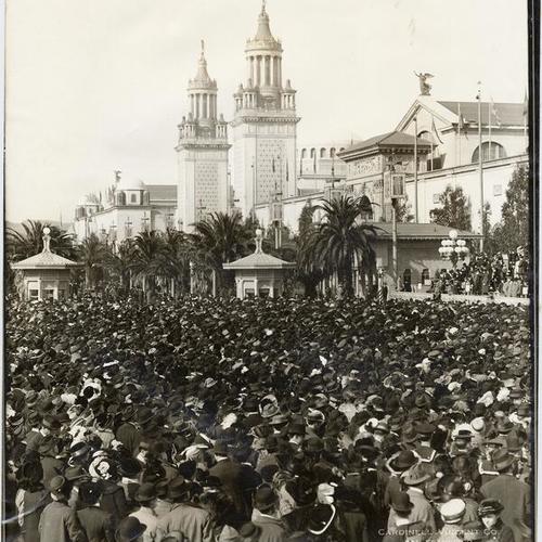 [Crowd in South Gardens on opening day of the Panama-Pacific International Exposition]