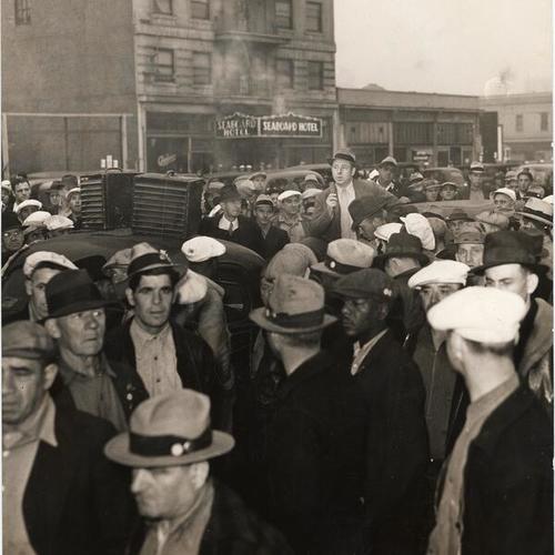 [Henry Schmidt addressing a crowd of longshoremen and teamsters at the waterfront]