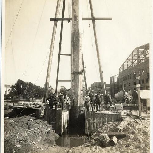 [Installation of flagpole for Oregon State Building at the Panama-Pacific International Exposition]