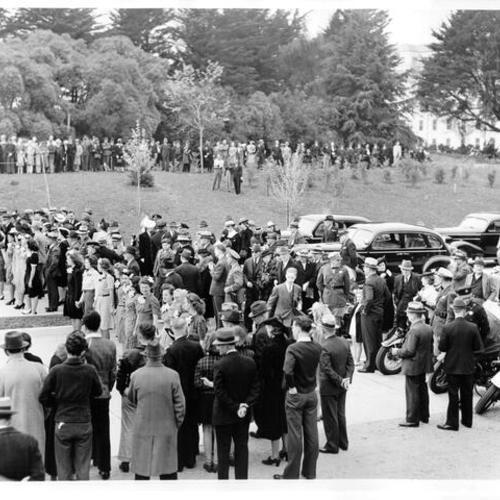 [Crowd at dedication ceremony of Funston Avenue Approach to Golden Gate Bridge]