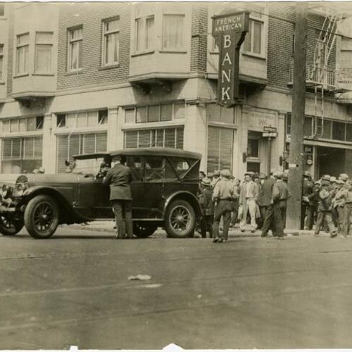 [Crowd of people outside the French American Bank at Hayes and Octavia streets]