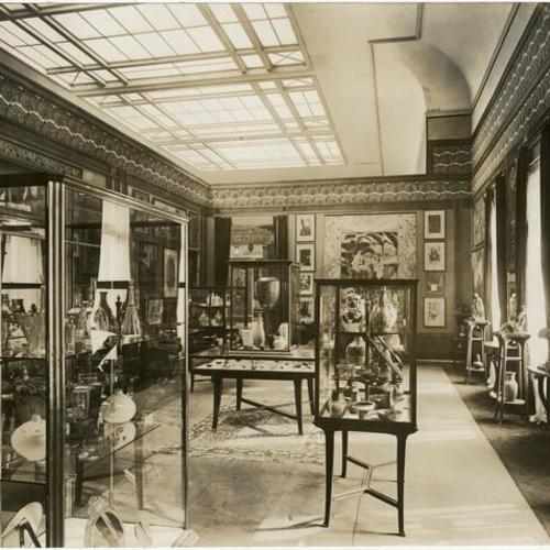 [Exhibit room inside the French Pavilion at the Panama-Pacific International Exposition]
