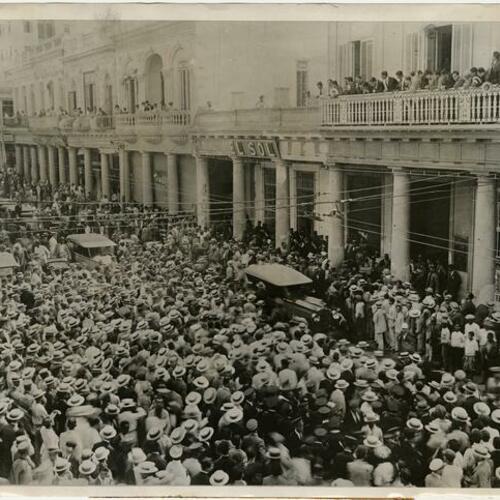 Chess champion Jose Capablanca arrives to crowds of people gather outside El Sol newspaper offices