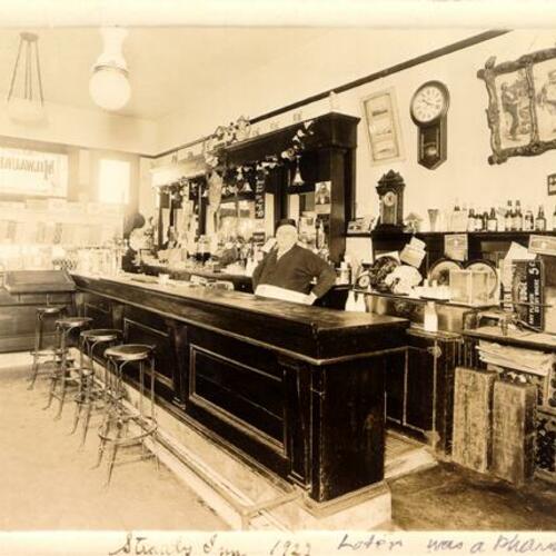 [Straub's Inn refreshment parlor, southeast corner of Chenery and Diamond Street]