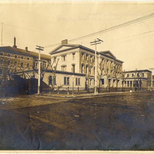 [Old Post Office and Custom House at Sansome and Washington streets]