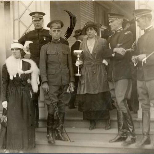 [Group of people posing with trophy from Army Horse Show at the Panama-Pacific International Exposition]