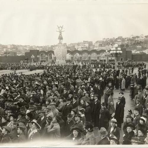 [Crowd watching opening day ceremonies near the Scott Street entrance of the Panama-Pacific International Exposition]