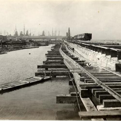 [Railroad tracks on seawall at foot of Beale Street, near Pier 34]