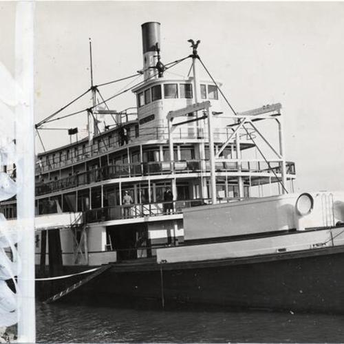 [Riverboat "Fort Sutter" after catching fire at Treasure Island]