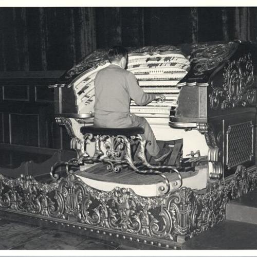 [Unidentified man playing the organ at the Fox Theater]