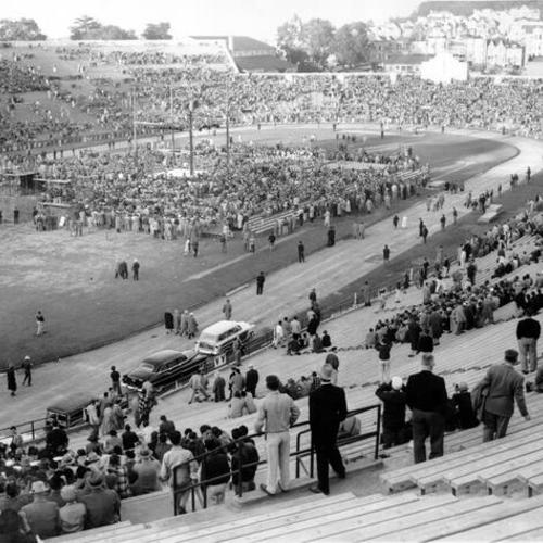 [Championship heavyweight boxing match between Rocky Marciano and Don Cockell at Kezar Stadium]